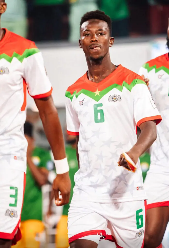 Mohamed Zougrana milieu central MC Alger en duel lors d'un match de Ligue 1 algérienne