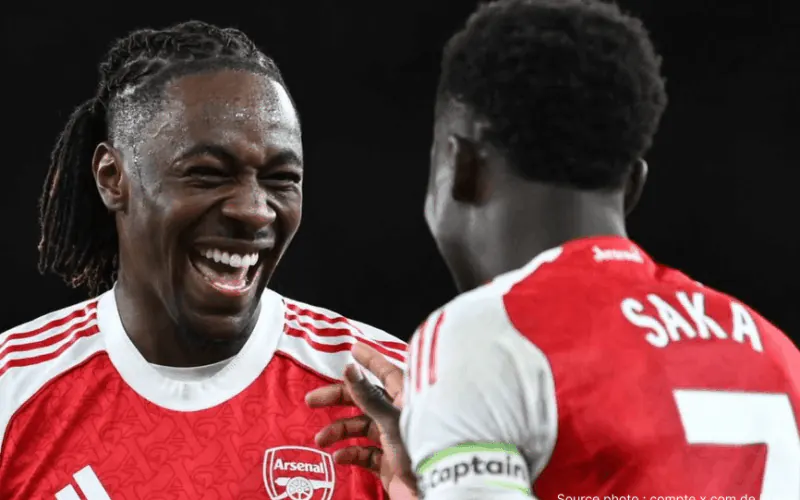 Bukayo Saka en tenue de l'équipe nationale anglaise lors d'un entraînement de préparation Mondial 2026