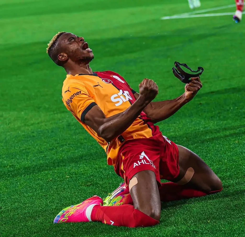 Osimhen fait trembler le derby — les géants d'Europe étaient dans les tribunes