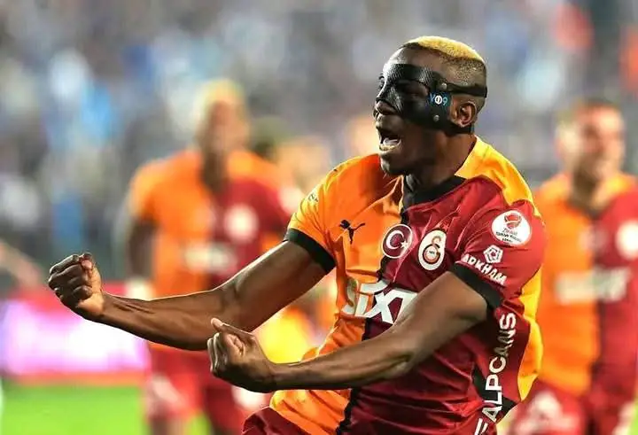 Osimhen fait trembler le derby — les géants d'Europe étaient dans les tribunes