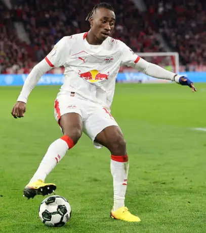 Yan Diomande ailier droit RB Leipzig dribblant lors d'un match de Bundesliga 2026