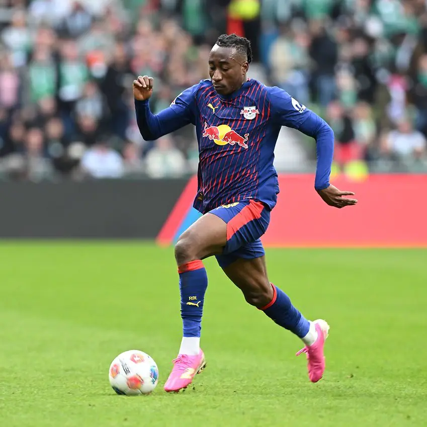 Yan Diomande célébrant un but sous les couleurs rouge blanc du RB Leipzig