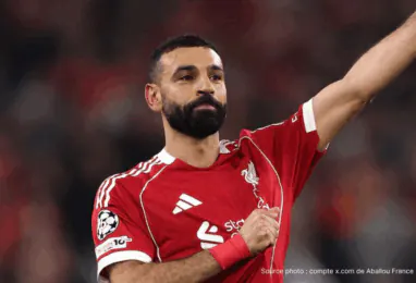 Mohamed Salah célébrant un but sous le maillot rouge de Liverpool à Anfield