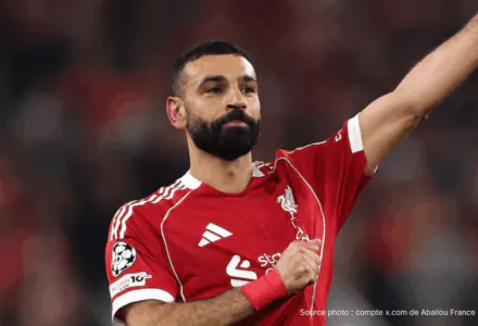 Mohamed Salah célébrant un but sous le maillot rouge de Liverpool à Anfield