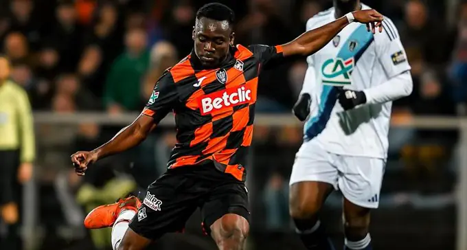 Arthur Avom milieu camerounais Lorient 21 ans né 15 décembre 2004 libre juin 2026 valorisé 15 M€
