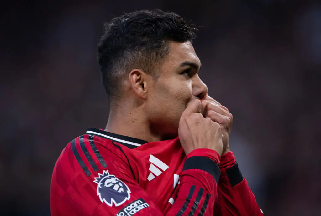 Casemiro avec le brassard lors d'un match de Manchester United en Europa League 2025-2026