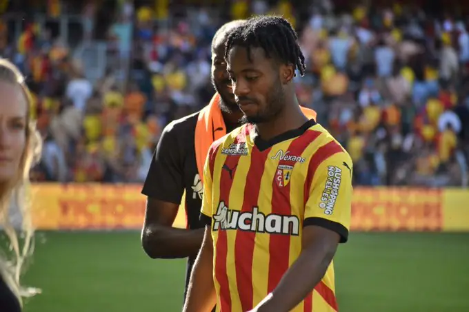Elye Wahi célébrant son but en panenka contre Marseille lors de la 32e journée de Ligue 1