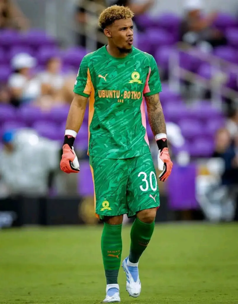 Attaquant devenu gardien-libéro, Ronwen Williams explique les origines de son style unique. Découvrez le secret tactique de Mamelodi Sundowns.
