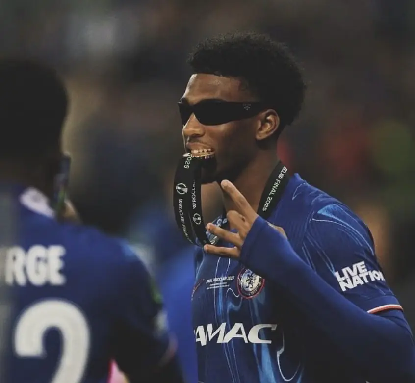 Josh Acheampong Chelsea intransférable Liverpool United City Bayern rejetés contrat 2029 juin 2026